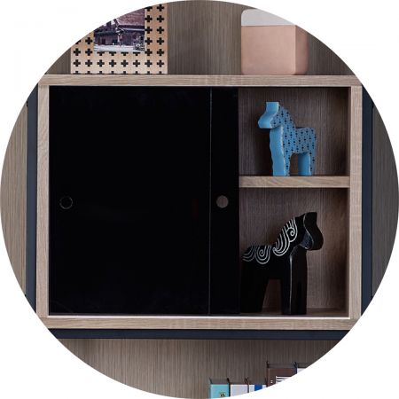 Закрытое пространство для хранения, образованное черными раздвижными дверями.